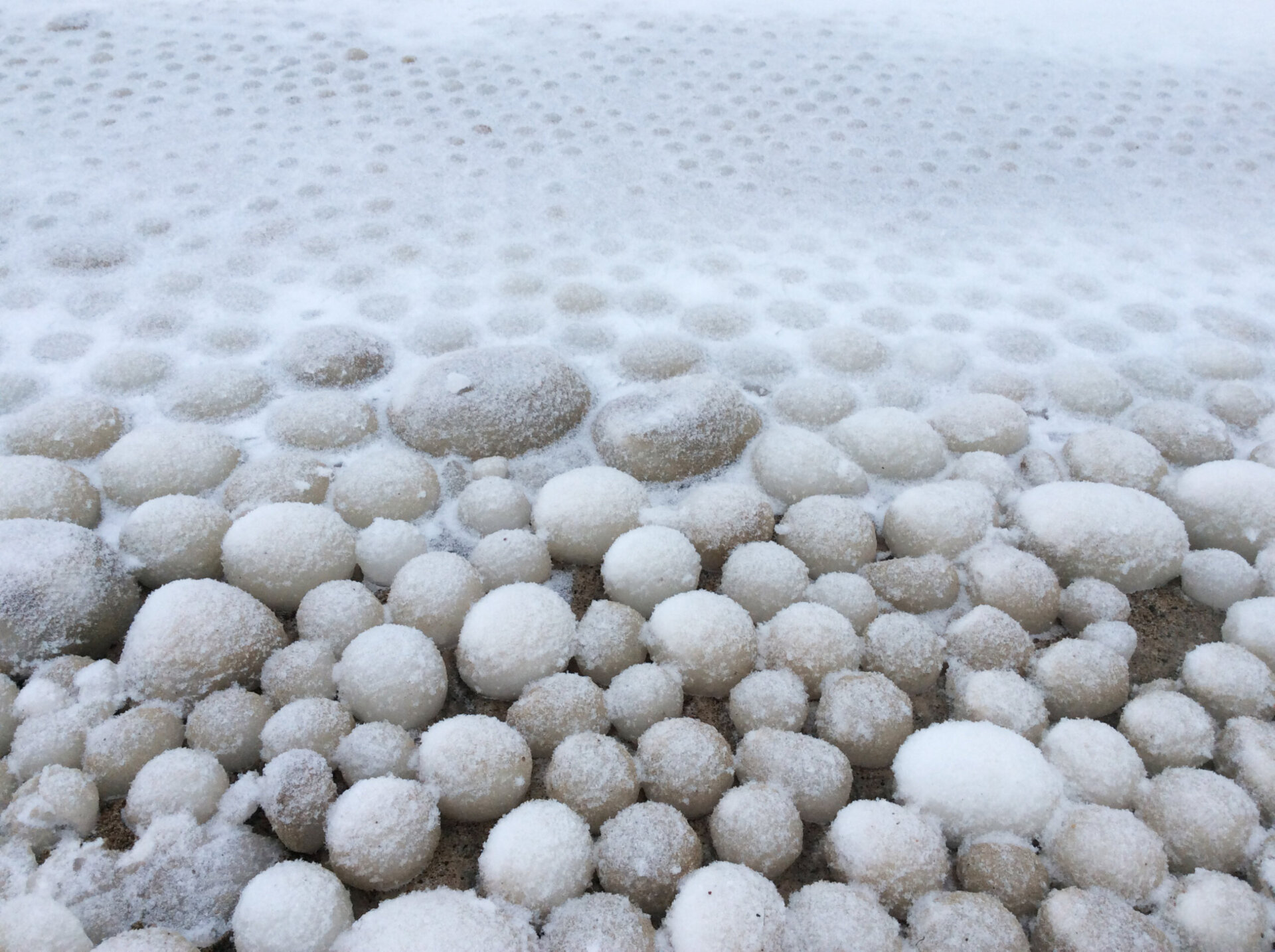 Jääpalloja rannalla