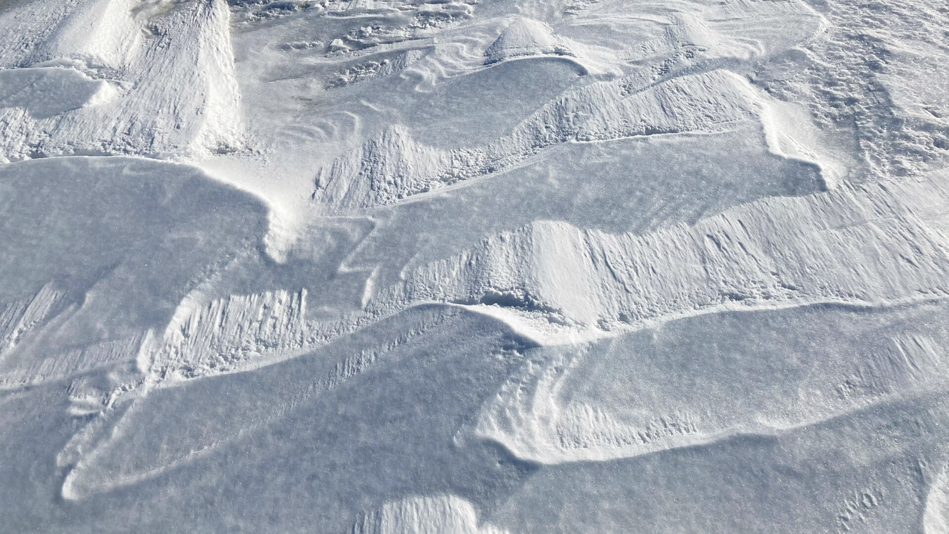 Tuulen muovaamaa lunta Hailuodossa